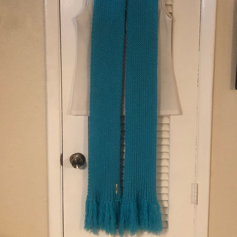 🤩 $5 SALE! 🤩 Hollister turquoise silver metallic scarf 🧣